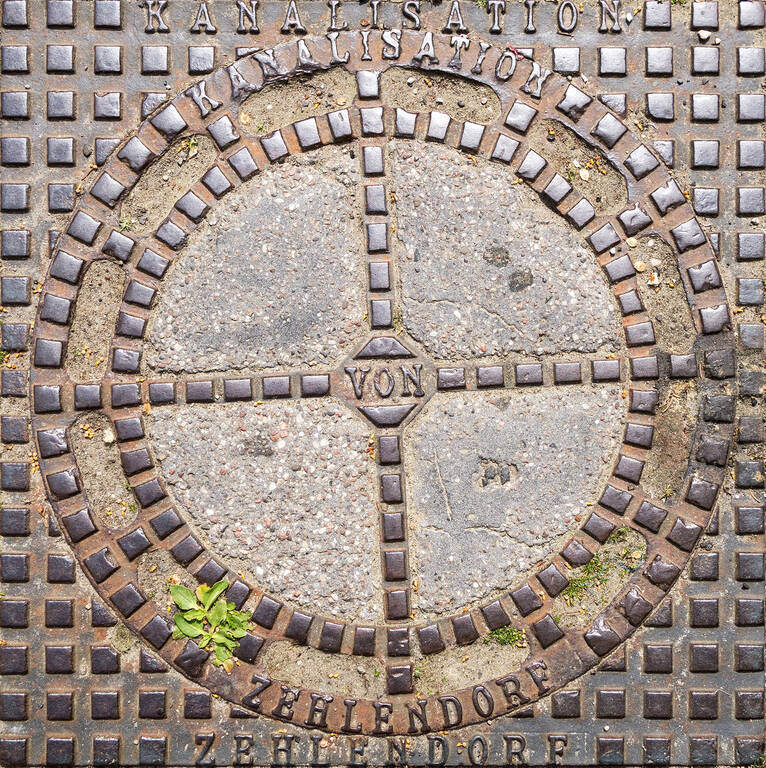 Kanalisationsdeckel in der Machnower Straße.