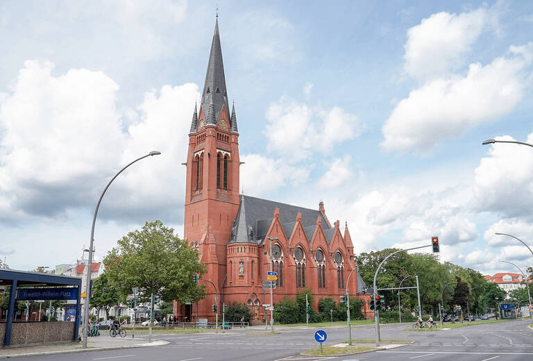 Rund um die Kirche Zum Guten Hirten wird das traditionelle Herbstfest gefeiert.