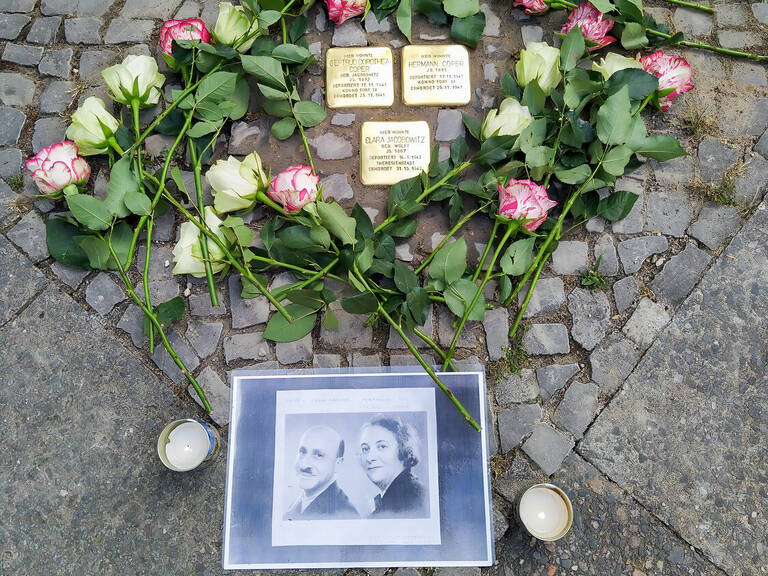 Die drei neuen Stolpersteine für des Ehepaar Coper und Clara Jacobowitz wurden Anfang August in Friedenau verlegt. Foto: BA T-S