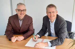 Bezirksstadtrat Tobias Dollase (rechts) und Schul- und Sportamtsleiter Carsten Topf (links) freuen sich über die neuen Photovoltaik-Anlagen. Foto: BA T-S