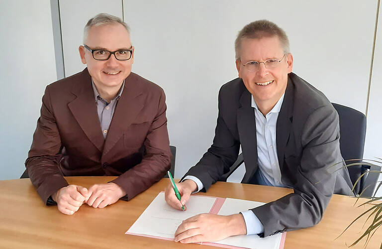 Bezirksstadtrat Tobias Dollase (rechts) und Schul- und Sportamtsleiter Carsten Topf (links) freuen sich über die neuen Photovoltaik-Anlagen. Foto: BA T-S