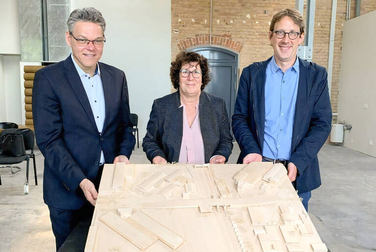 V. l. n. r.: Jörn Oltmann, Maren Schellenberg und Jochen Biedermann mit einem Modell des künftigen S-Bahnhofs Kamenzer Damm. Foto: BA TS
