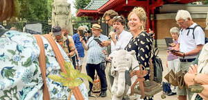 Bezirksbürgermeisterin Kirstin Bauch beim Kiezspaziergang im August zum Thema „Virtuelle Realtität“ vor dem Elefantentor des Zoologischen Gartens. Foto: BA