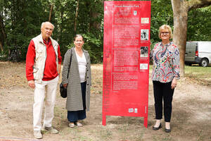 Enthüllung der Stele im Yehudi-Menuhin-Park – v.l.n.r.: Autor Dr. W. Ellerbrock, Künstlerin K. Rosenberg und stellv. Bezirksbürgermeisterin und Bezirksstadträtin C. Richter-Kotowski. Foto: Bezirksamt Steglitz-Zehlendorf