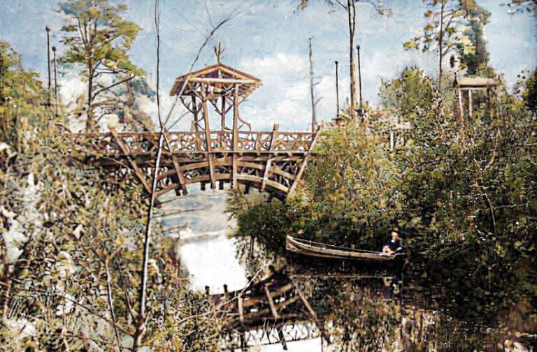 Vor 1920 überspannte eine Holzbrücke den Graben zwischen den Seen.