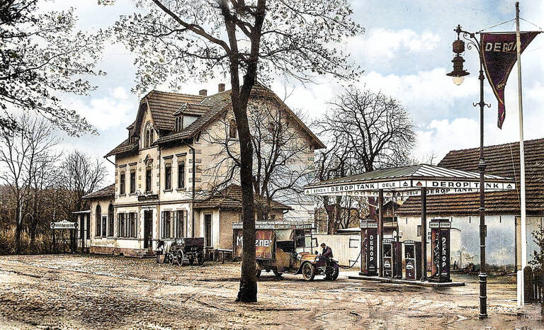 Das Gasthaus um 1925 mit Derop-Groß-Tankstelle nebenan. Archiv HVZ