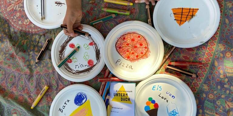 Gerichte aus aller Welt – von Kindern gemalt. Foto: Museen Tempelhof-Schöneberg