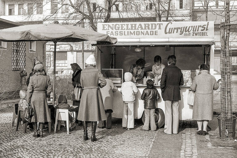Imbiss neben dem Toilettenhäuschen beim Wochenmarkt Klausenerplatz, 1976. Foto: Gottfried Schenk
