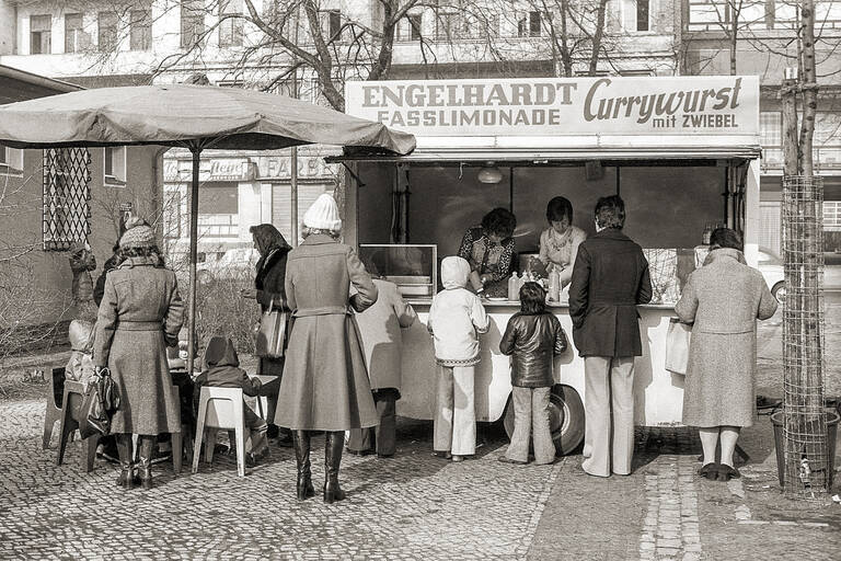 Imbiss neben dem Toilettenhäuschen beim Wochenmarkt Klausenerplatz, 1976. Foto: Gottfried Schenk