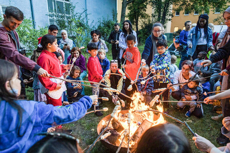 Gemeinsam am Lagerfeuer sitzen – auch in diesem Jahr wieder Teil der Familiennacht. Foto: Kay Herschelmann