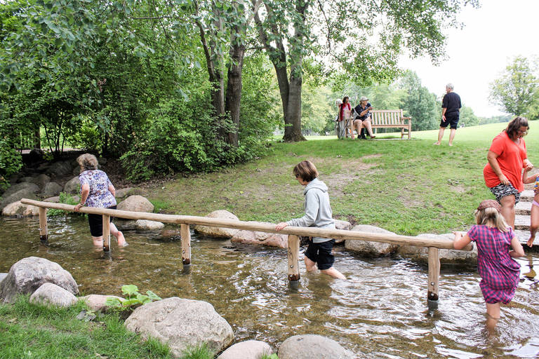 Wassertreten für Groß und Klein im Britzer Garten. Foto: Kneipp-Verein Berlin