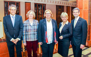 Von links nach rechts: Jörn Oltmann, Chistiane Heiß, Angelika Schöttler, Jutta Kaddatz und Oliver Schworck. Foto Pressestelle Tempelhof-Schöneberg.