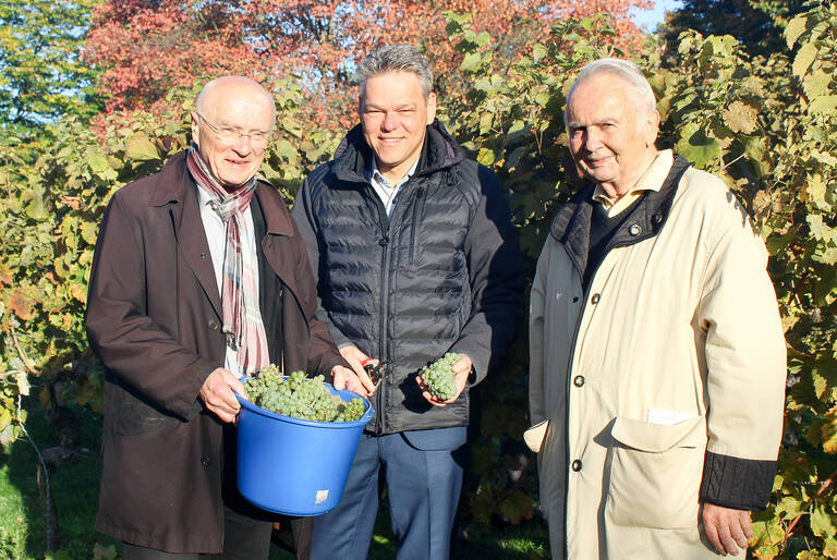 Die Vorsitzenden des Vereins zur Förderung des Weinbergs und der Gartenarbeitsschule e. V., Michael Barthel (l.) und Rüdiger Jakesch (r.) mit Bezirksbürgermeister Jörn Oltmann. Foto: BATS