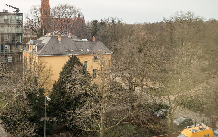 Der Charkiw-Park – hier rechts im Bild – an der Schwartzschen Villa.