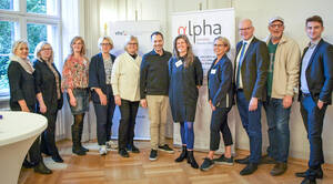 Die Gründerinnen und Gründer des Bezirklichen Alpha-Bündnis mit Gerhard Prange (2. von rechts) und Sebastian Fitzek (Mitte).