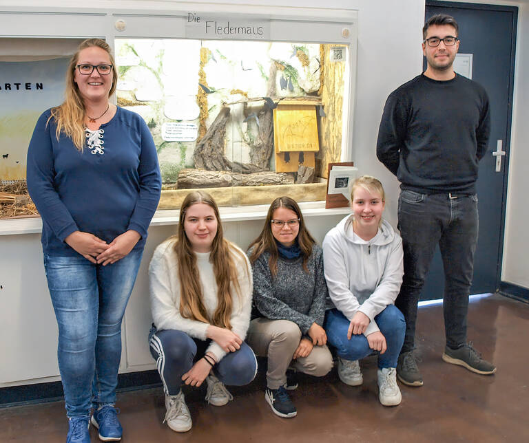 Auszubildende der Peter-Lenné-Schule setzen sich unter der Begleitung von Christina Schweigert (l.) mit ihrem Projekt für die bedrohte Fledermaus ein.