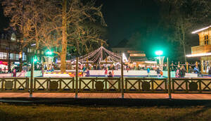 Die 20 x 18 Meter große Schlittschuhbahn ist eine der Attraktionen des Weihnachtsmarktes.