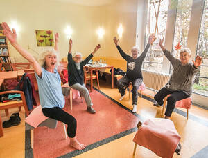 Turnen im Sitzen bringt Spaß. Foto: Foto Gercke & Lala Stiftung