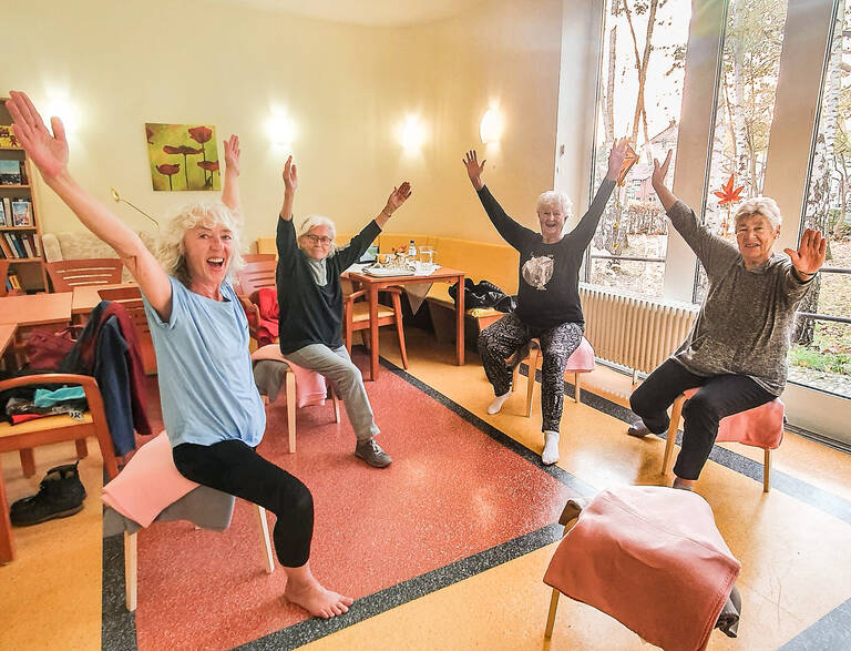 Turnen im Sitzen bringt Spaß. Foto: Foto Gercke & Lala Stiftung