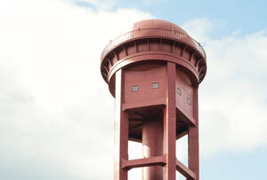 Der rote Wasserturm ist das Wahrzeichen vom Naturpark Südgelände.