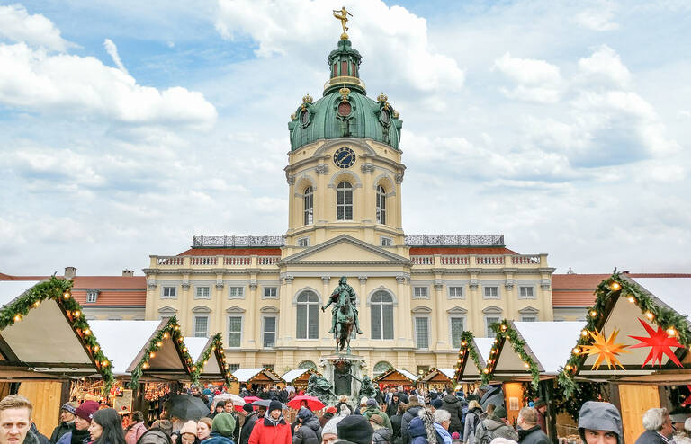 Weihnachtsmarkt vor der schönen Kulisse des Schloss Charlottenburg.