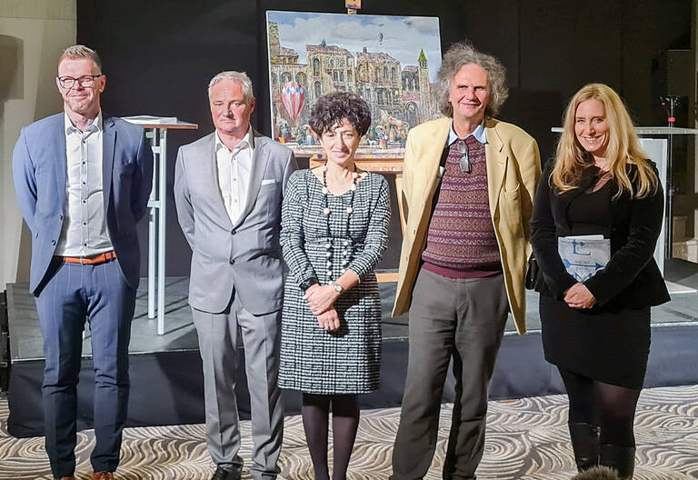 Kunstauktion zugunsten Ukrainischer Künstler:innen: Bezirksbürgermeisterin Kirstin Bauch (rechts) und der Organisator Bezirksstadtrat Oliver Schruoffeneger (2.v.r.). Foto: BA