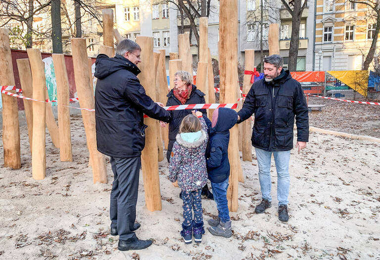 Bezirksstadtrat Tobias Dollase (links) beim Durchschneiden des Bandes am Baumlabyrinth der Maria-Montessori-Grundschule. Foto: Bezirksamt Tempelhof-Schöneberg