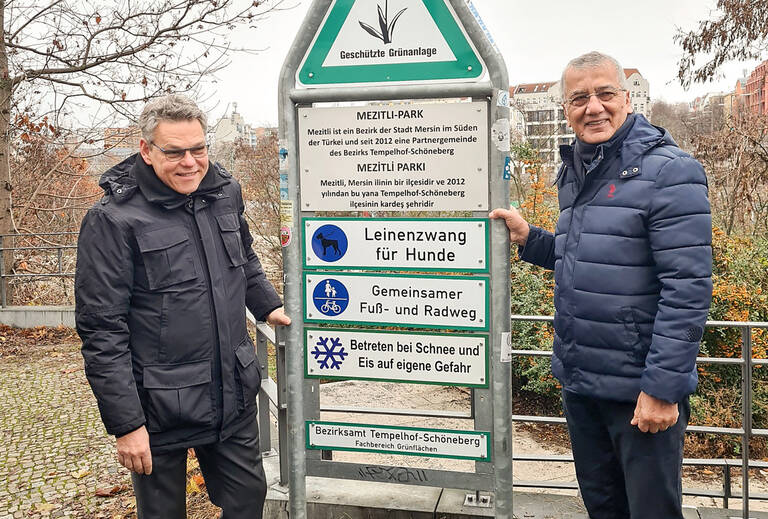 Bezirksbürgermeister Jörn Oltmann (links) und Mezitilis Bezirksbürgermeister Neset Tarhan bei der Einweihung des Mezitli Parks. Foto: BA TS