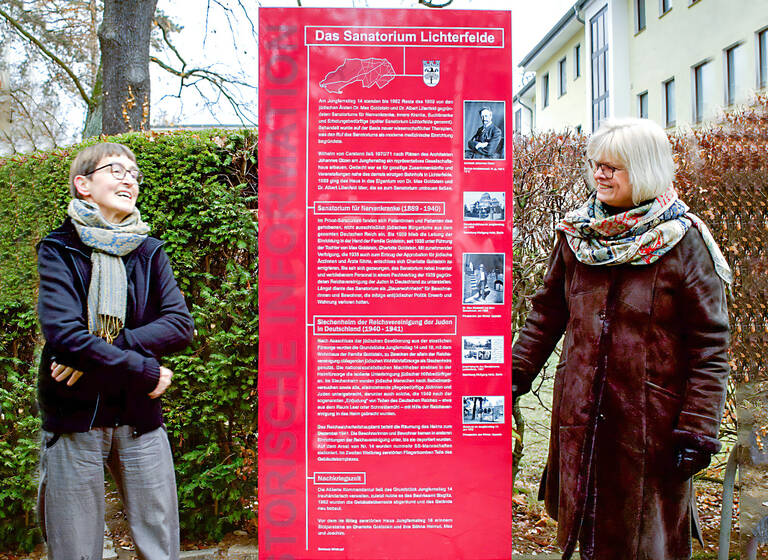 Nina Haeberlin von der Stolpersteininitiative der Markusgemeinde Steglitz, Bezirksstadträtin für Bildung, Kultur und Sport Cerstin Richter-Kotowski. Foto: Bezirksamt Steglitz-Zehlendorf