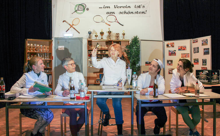 Vereinschefin Charlotte (Kristina Lane) eröffnet die Mitgliederversammlung. Mit auf dem Podium sind Elke Brumm, Valentina Hartmann, Martin Schienbein und Elise Griepe (von links). Foto: Schattenlichter