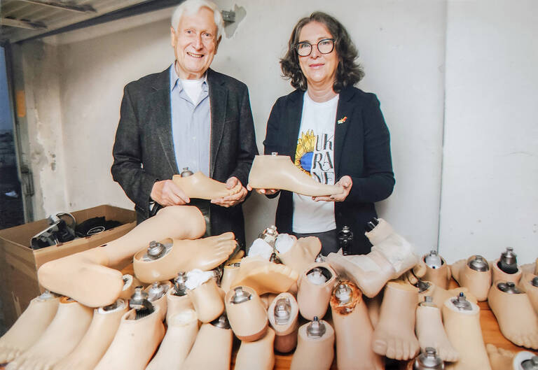 Olga Pischel und Klaus Dittmer mit einer Lieferung an Prothesenteilen für die Ukraine. Foto: Dittmer/Pischel