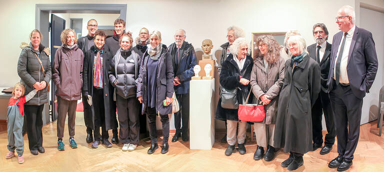 Familienmitglieder und Verwandte von Jochen und Johanna Klepper mit Pfarrer Steffen Reiche (rechts außen) und Pfarrer i.R. Beppo Brehm (links daneben). Foto: R.M.W. Hanke