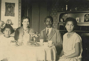 Mandenga und Emilie Diek mit ihren Töchtern Erika und Dorothea, Danzig, 1920er-Jahre. Privatbesitz Reiprich