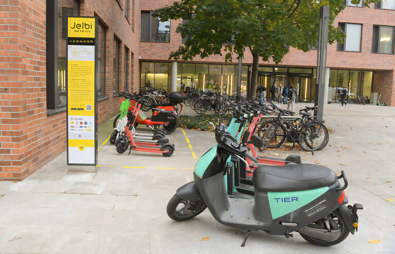 Jelbi-Station: Bus, Bahn, Rad, Roller, Auto und Taxi nutzen. Foto: Charité Wiebke Peitz