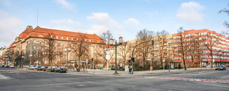 Start zum Kiezspaziergangs am Samstag, 11. März 2023 um 14 Uhr ist am Sophie-Charlotte-Platz (Grünanlage Ecke Schloßstraße).