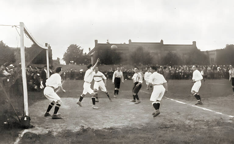 Spielszene aus dem Endspiel um die Deutsche Meisterschaft zwischen BFC Viktoria 1889 und den Stuttgarter Kickers, 1909. Foto: FC Viktoria 1889