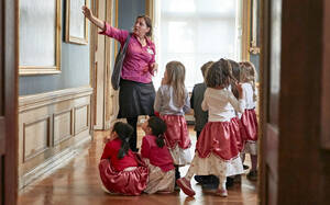 Schloss statt Klassenraum: Geschichte vor Ort erleben. Foto: SPSG/Peter Adamik