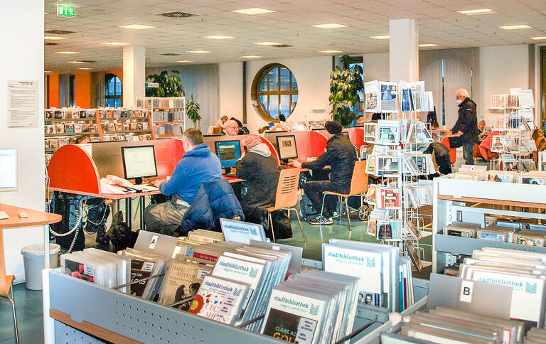 Jung und Alt freunden sich in der Bibliothek mit digitalen Medien an.