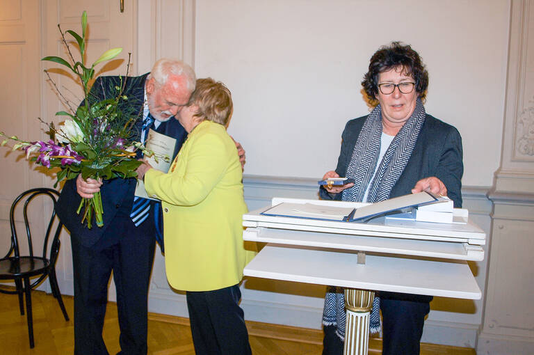 Herzliche Gratulation: Dieter Walther, Marion Berning und Bezirksbürgermeisterin Maren Schellenberg.