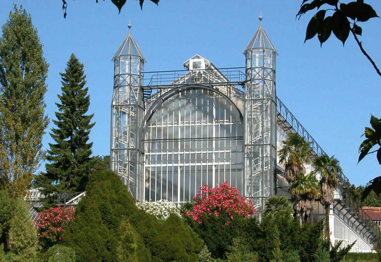 Prachtvoll erhebt sich das Mittelmeergewächshaus mit seinen beiden Türmchen. Foto: Botanischer Garten Berlin