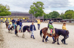 Das erste Mal auf dem Ponyrücken. Foto: KJRFV Zehlendorf e.V.