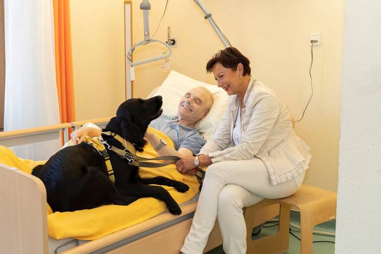 Der Hundebesuchsdienst im Diakonie Hospiz Wannsee bringt den Gästen viel Freude. Foto: Diakonie Hospiz Wannsee