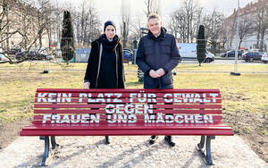 Bezirksstadträtin Saskia Ellenbeck und Bezirksbürgermeister Jörn Oltmann weihen gemeinsam die Rote Bank am Grazer Platz ein. Foto: BA TS