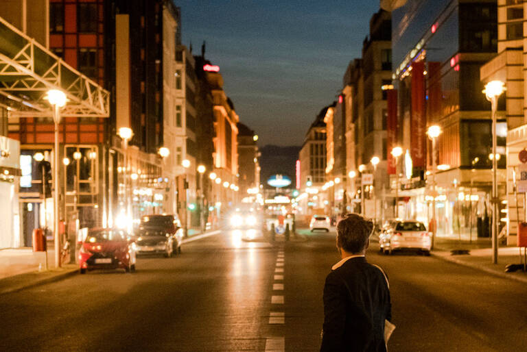 „Friedrichstraße“ 2019 aus der Serie „Nachtwach Berlin“. Foto: Ingo van Aaren