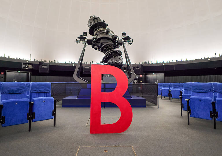 Entdeckungen im Planetarium – Ab ins B! bietet ein buntes Programm. Foto: Sebastian Wunderlich / Gröschel Branding