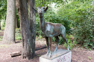 Die Antilope im Preußenpark blickt künftig auf klimaresilienten Bewuchs.