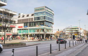 Am Walther-Schreiber-Platz treffen sich Schloß-, Rheinstraße und Bundesallee.