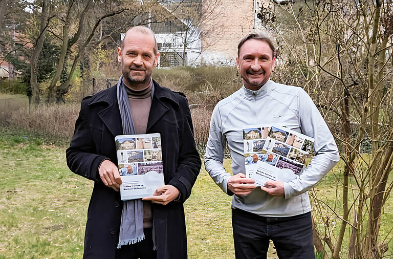 Projektleiter Prof. Dr. Schaal und Michael Pawlik, Leiter Wirtschaftsförderung Steglitz-Zehlendorf, präsentieren die neue Broschüre. Foto: Wirtschaftsförderung SZ | RIK Berlin Südwest