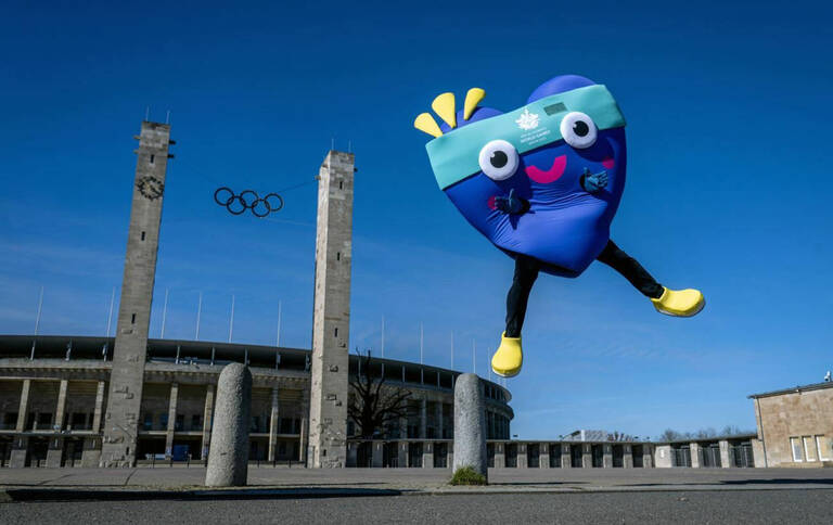 Unity, das Maskottchen der Special Olympics vor dem Olympiastadion in Charlottenburg. Foto: Special Olympics World Games Berlin 2023 / Tilo Wiedensohler