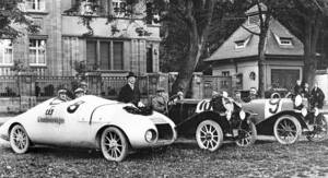 Paul Jarays erster Stromlinienrennwagen für Ley neben konventionellen Rennautos der Zeit, 1923. Foto: Schloss Arnstadt, Fotograf unbekannt